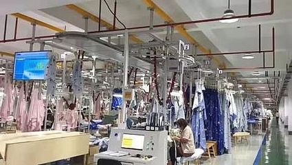 廣角信息發布系統助力服裝廠吊掛式流水線生產管理數字化與針紡織品銷售優化